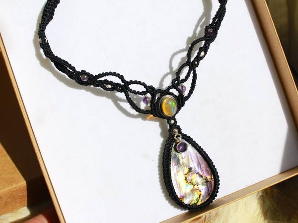 Gargantilla o Collar Hécate con Ópalo de fuego etíope, Espectrolita multicolor y Amatistas. Plata de Ley