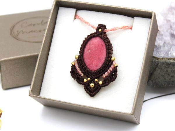 Colgante ''Aglaya'' con Thulita, en marrón chocolate y rosa irisado.