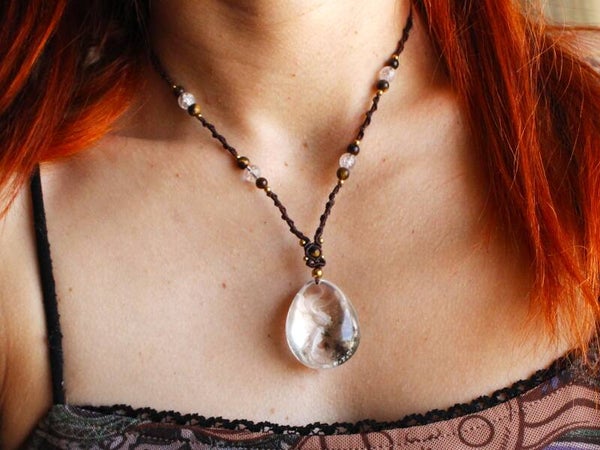 Colgante Espiral con Cuarzo Jardín tallado en Intaglio y cuentas de Cuarzo Arcoíris y Ojo de Tigre.