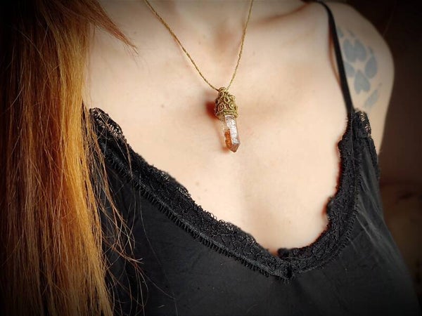 Colgante con Cuarzo petróleo Enhydro con burbuja de aceite móvil e iris. (Video abajo)