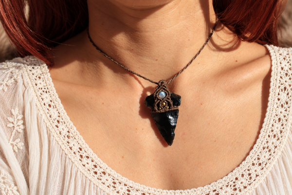 Collar flecha de Obsidiana mexicana grande y Labradorita.