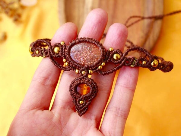 Gargantilla Chandra con Piedra Sol confeti y Ámbar báltico. Marrón y dorada.