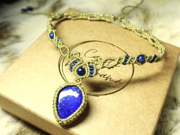 Gargantilla ''Keops'' con Lapislázuli. Azul marino y dorada.
