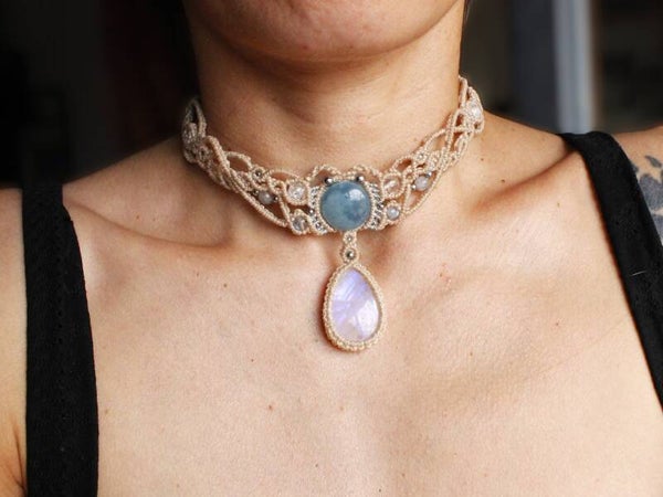 Gargantilla ''Soul of Heaven'' con Piedra Luna, Ónix Cielo, Cuarzo Arcoíris y Labradoritas.