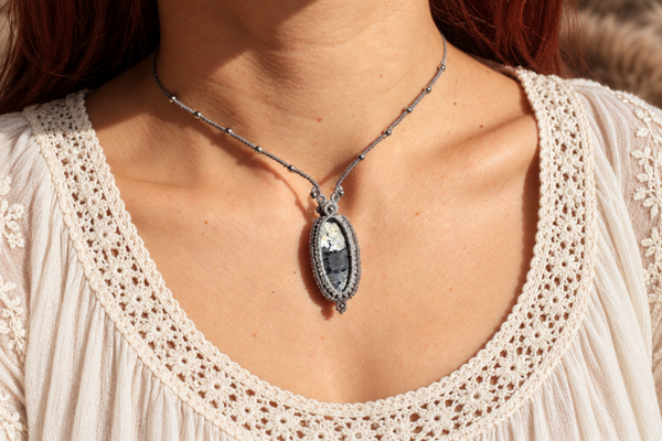 Collar o gargantilla Ingwaz con Larvikita noruega.