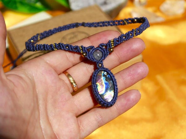 Gargantilla con Espectrolita. Azul marino y dorado.