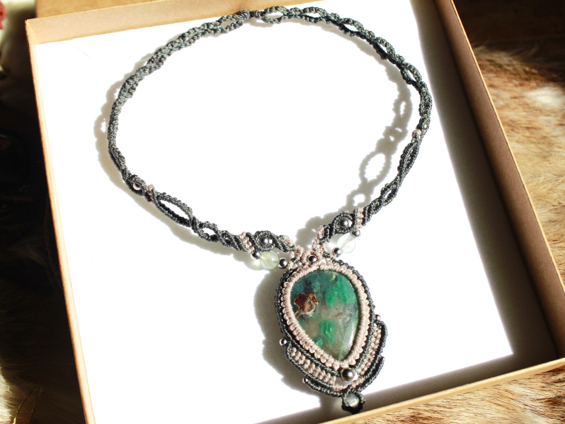 Gargantilla o collar Swamp con Aquaprase y cuentas de Fluorita.
