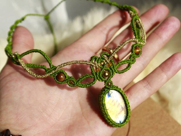 Gargantilla ''Aura perenne'' con Espectrolita dorada y Ojo de Tigre.