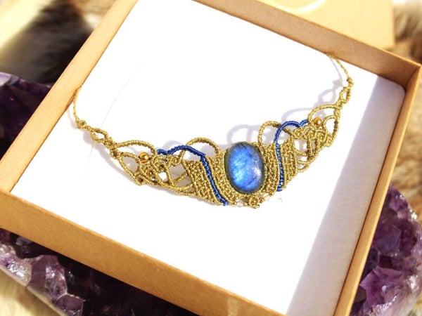 Gargantilla o tiara Laguz con Labradorita azul.