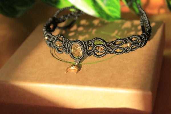 Gargantilla con Citrino facetado. Negro