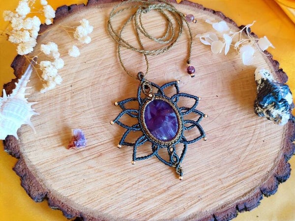 Collar Flor de macramé con Amatista.