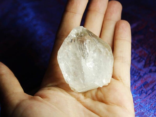 Punta de Cuarzo Phantom con inclusiones (lodolita y arcoíris). Bruto. 💎