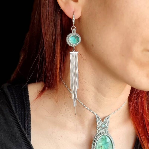 Pendientes ''Deva'' con Turquesas Africanas y flecos de acero. Plateados