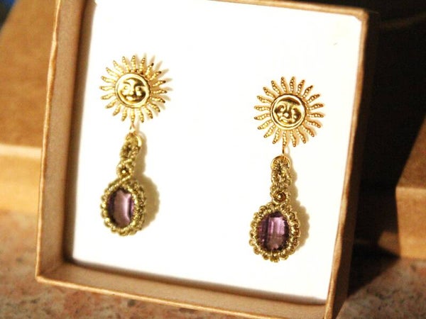 Pendientes Sunny con Amatistas facetadas. Acero bañado en oro.