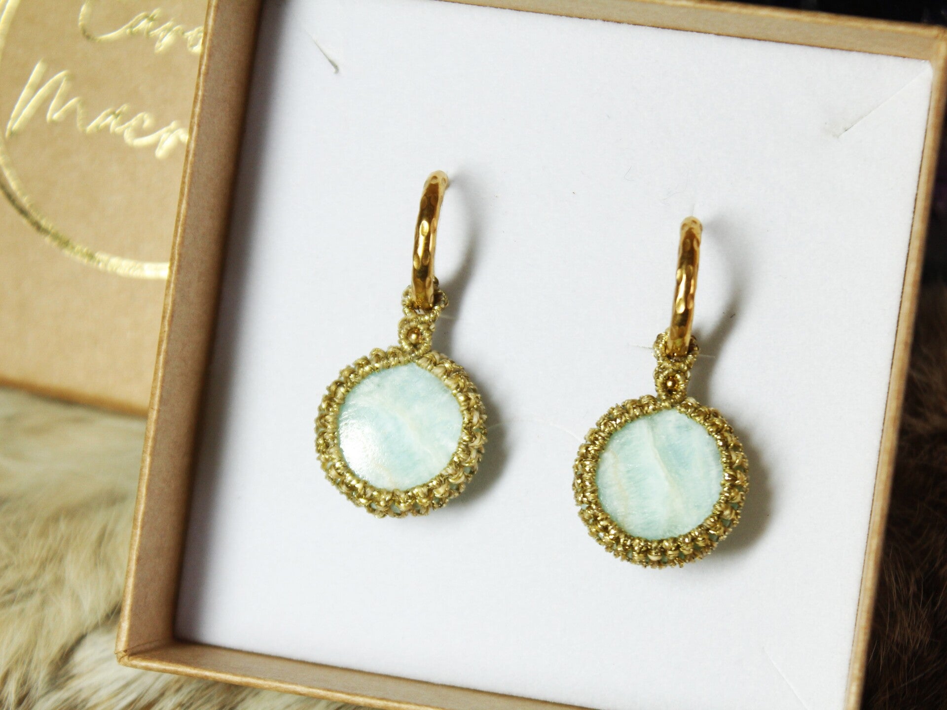 Pendientes de aro con Calcita caribeña. Acero bañado en oro.