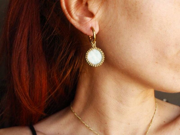 Pendientes de aro con Calcita caribeña. Acero bañado en oro.