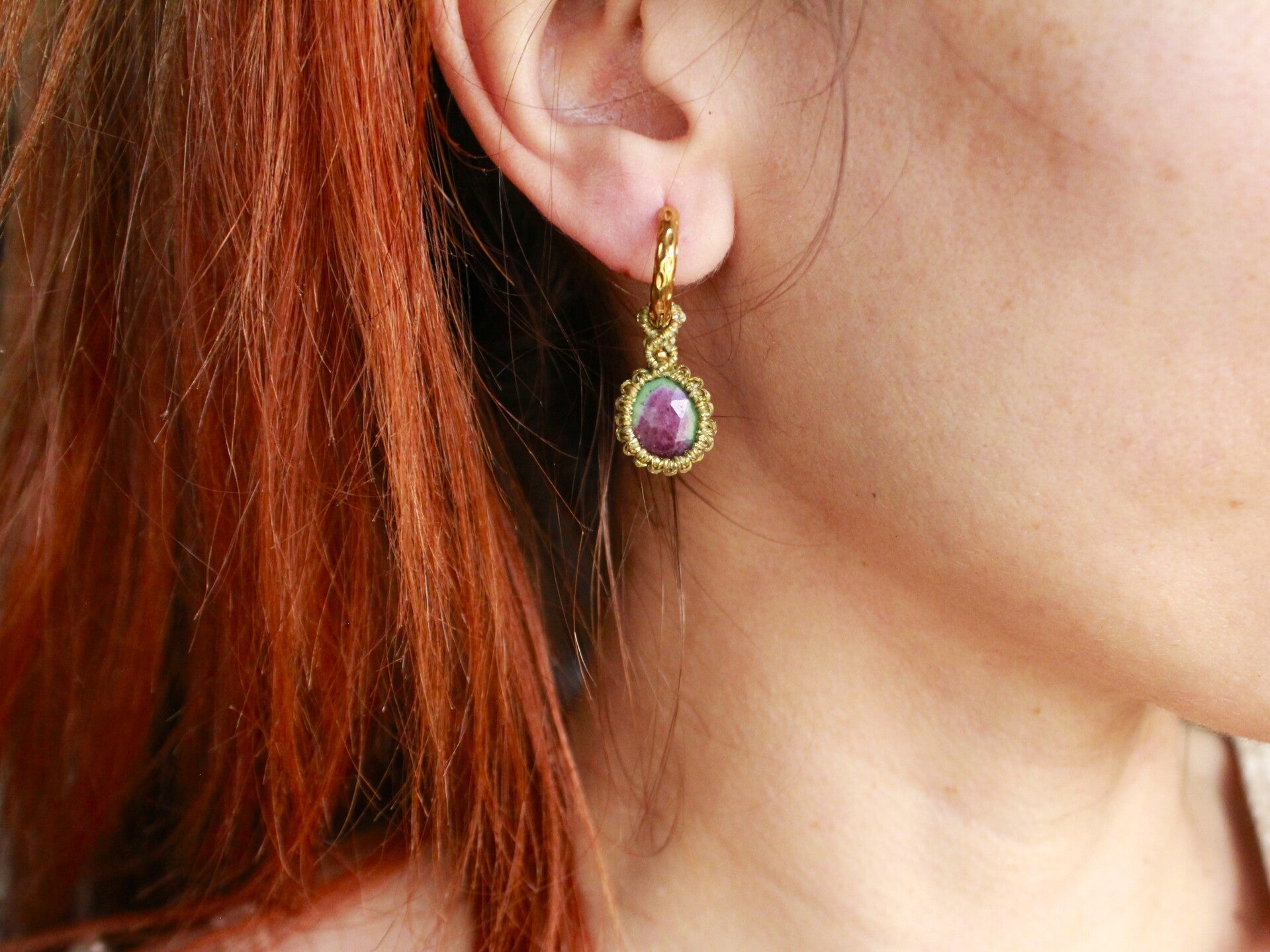 Pendientes de aro con Rubí Zoisita facetado.