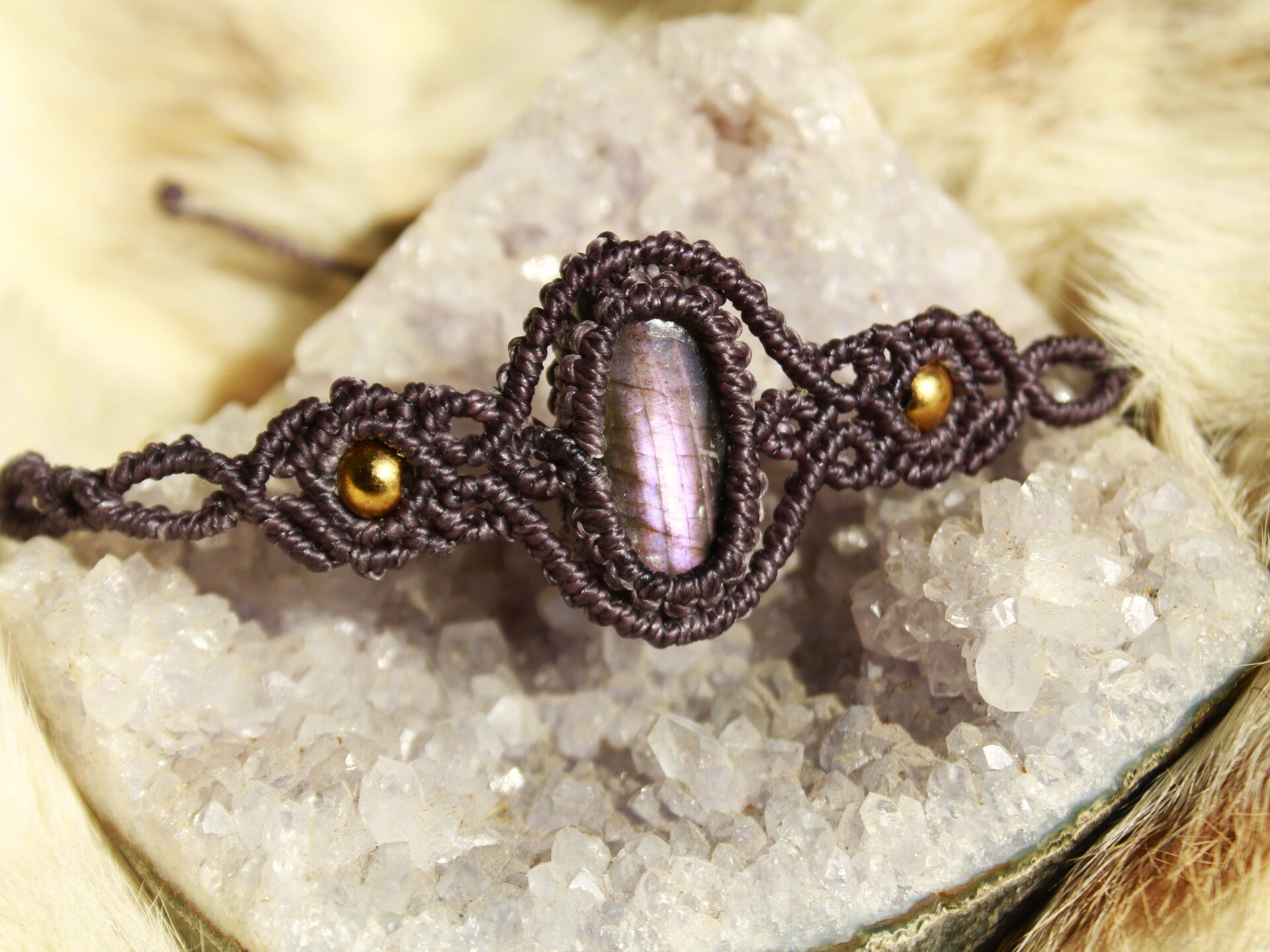 Pulsera brazalete con Labradorita púrpura.