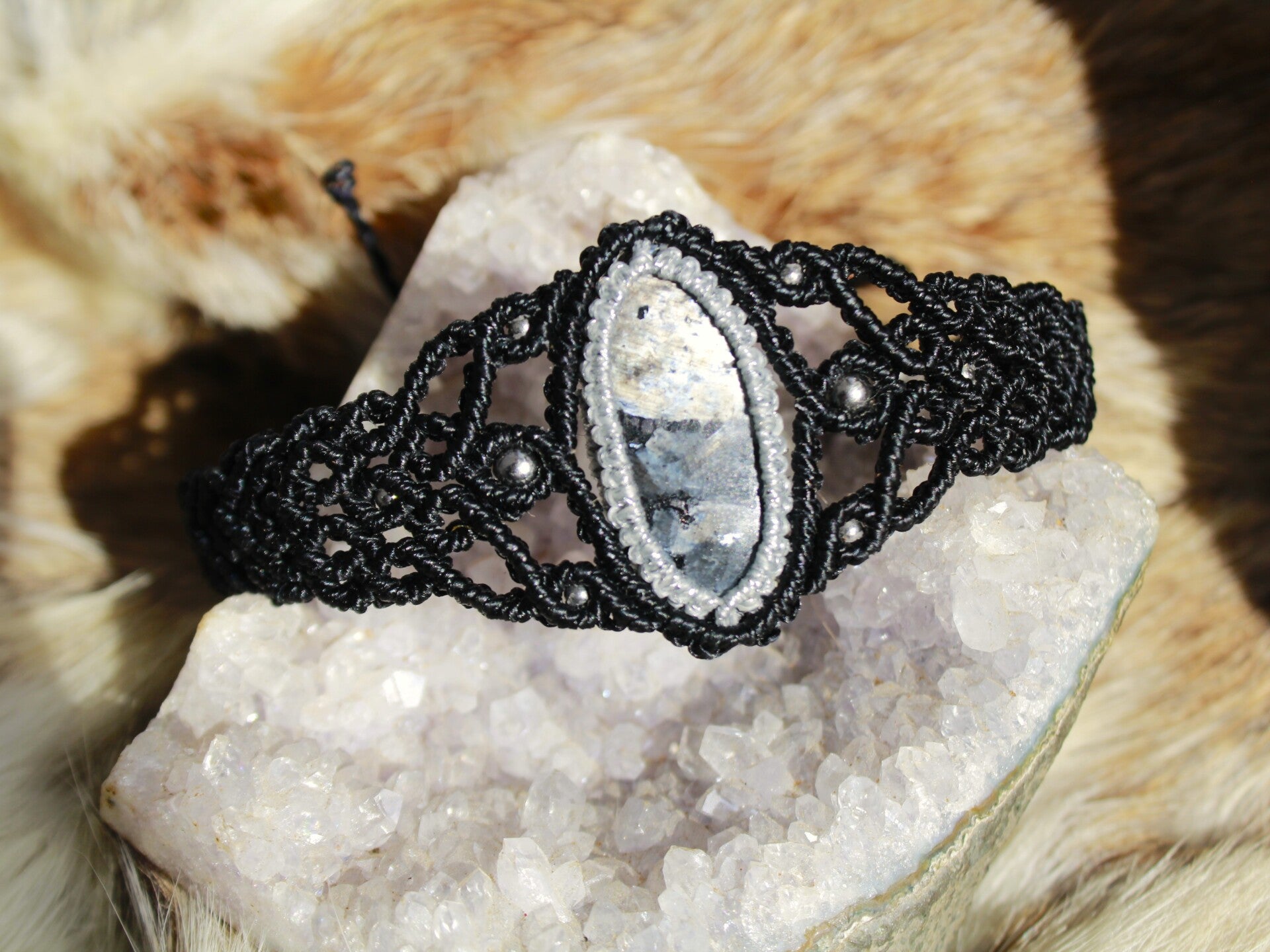 Pulsera brazalete con Larvikita Noruega.