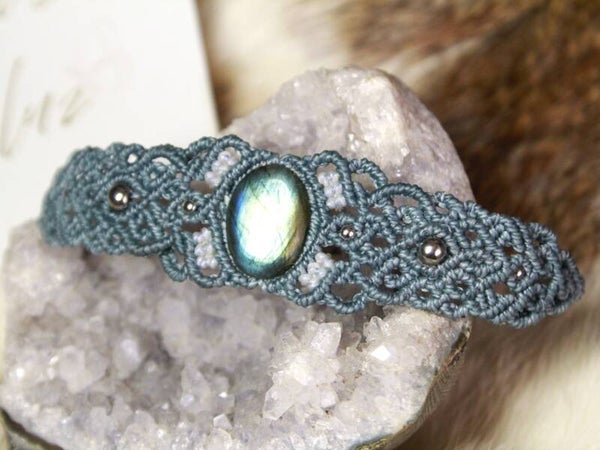 Pulsera brazalete con Labradorita. Azul grisáceo y blanco iridiscente.