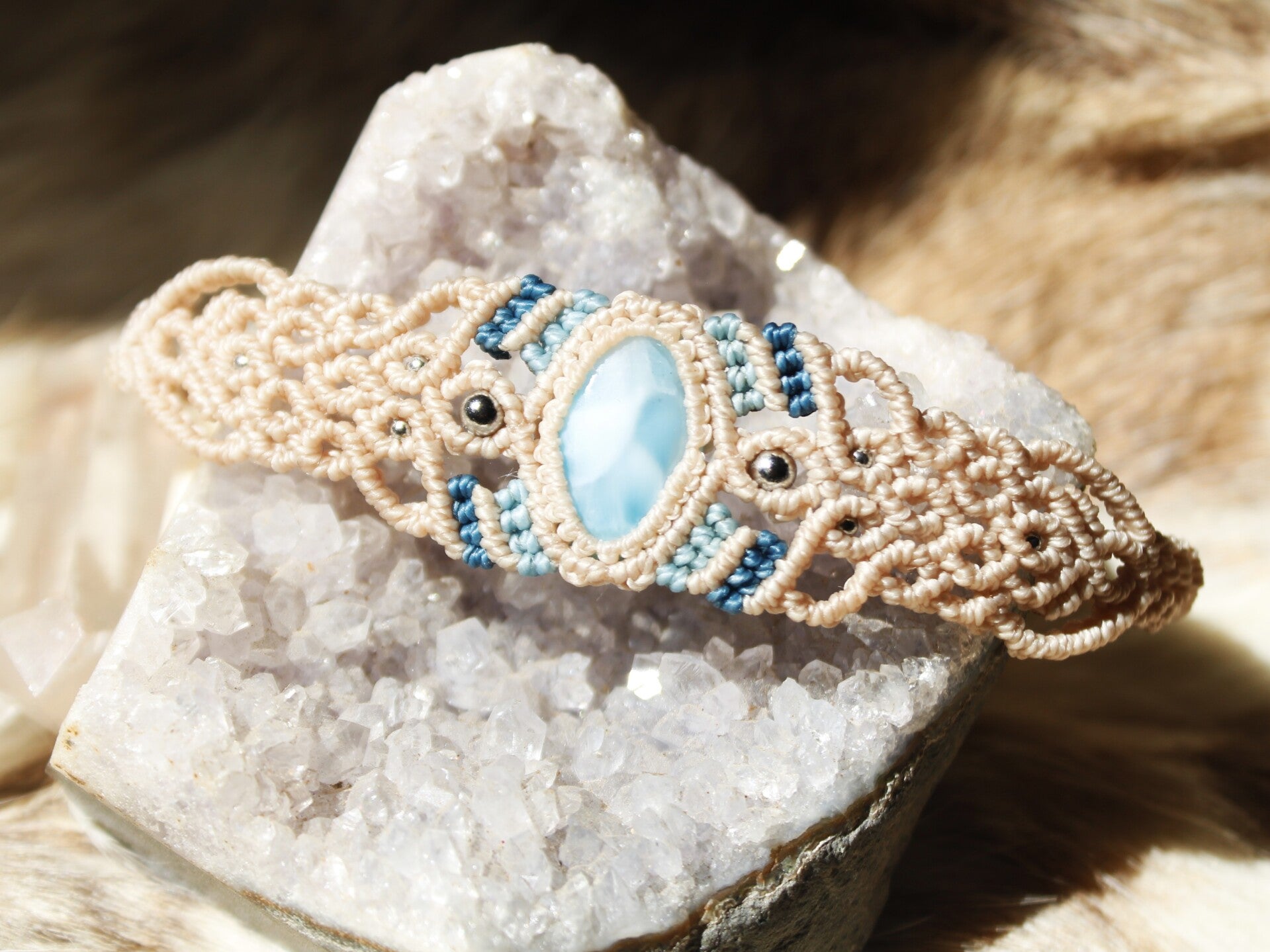 Pulsera brazalete con Larimar. Beige y tonos azules.