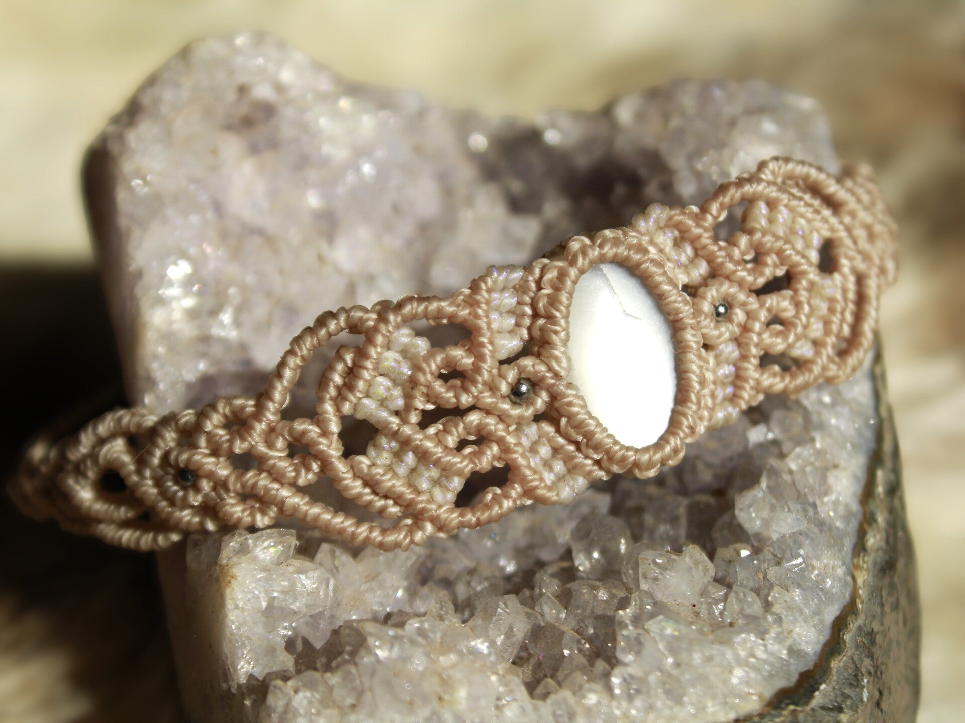 Pulsera brazalete ''Dea Dia'' con Adularia.
