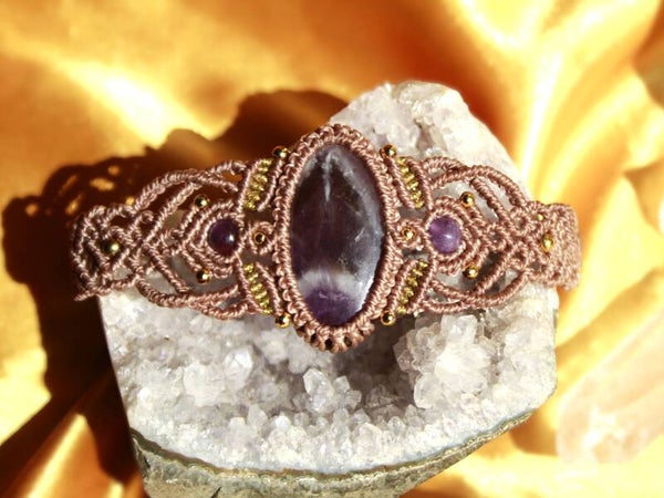 Pulsera brazalete con Amatistas. Malva y dorada.