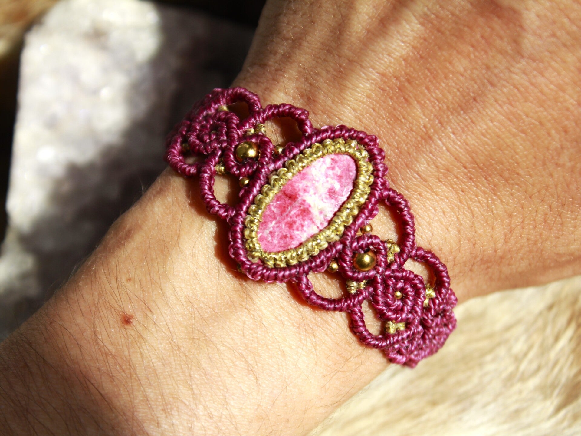 Pulsera brazalete con Thulita.
