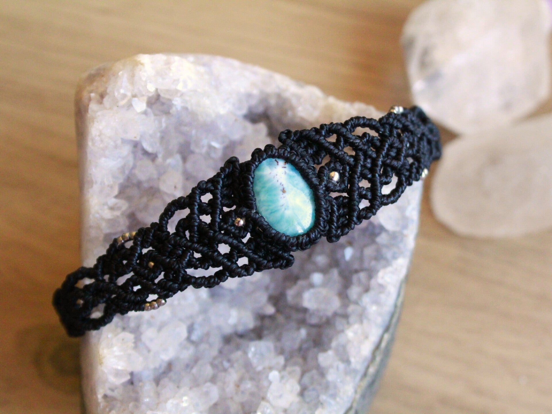 Pulsera brazalete con Larimar. Negro.