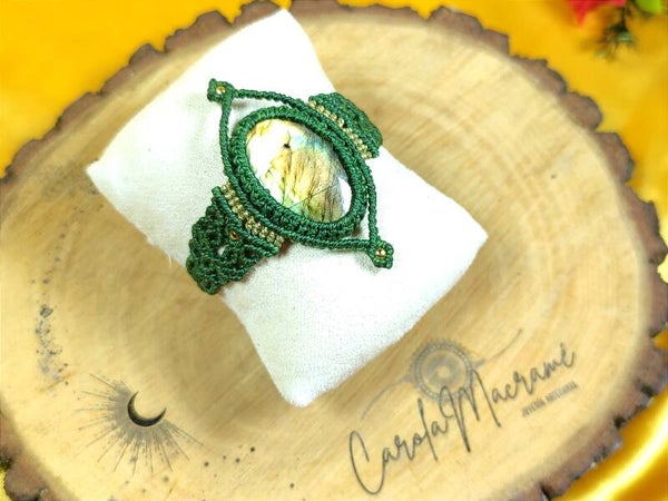 Pulsera brazalete con Labradorita. Verde y dorada