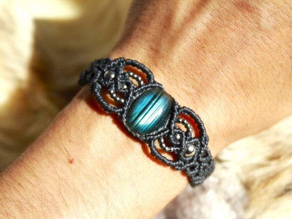 Pulsera brazalete con Labradorita.