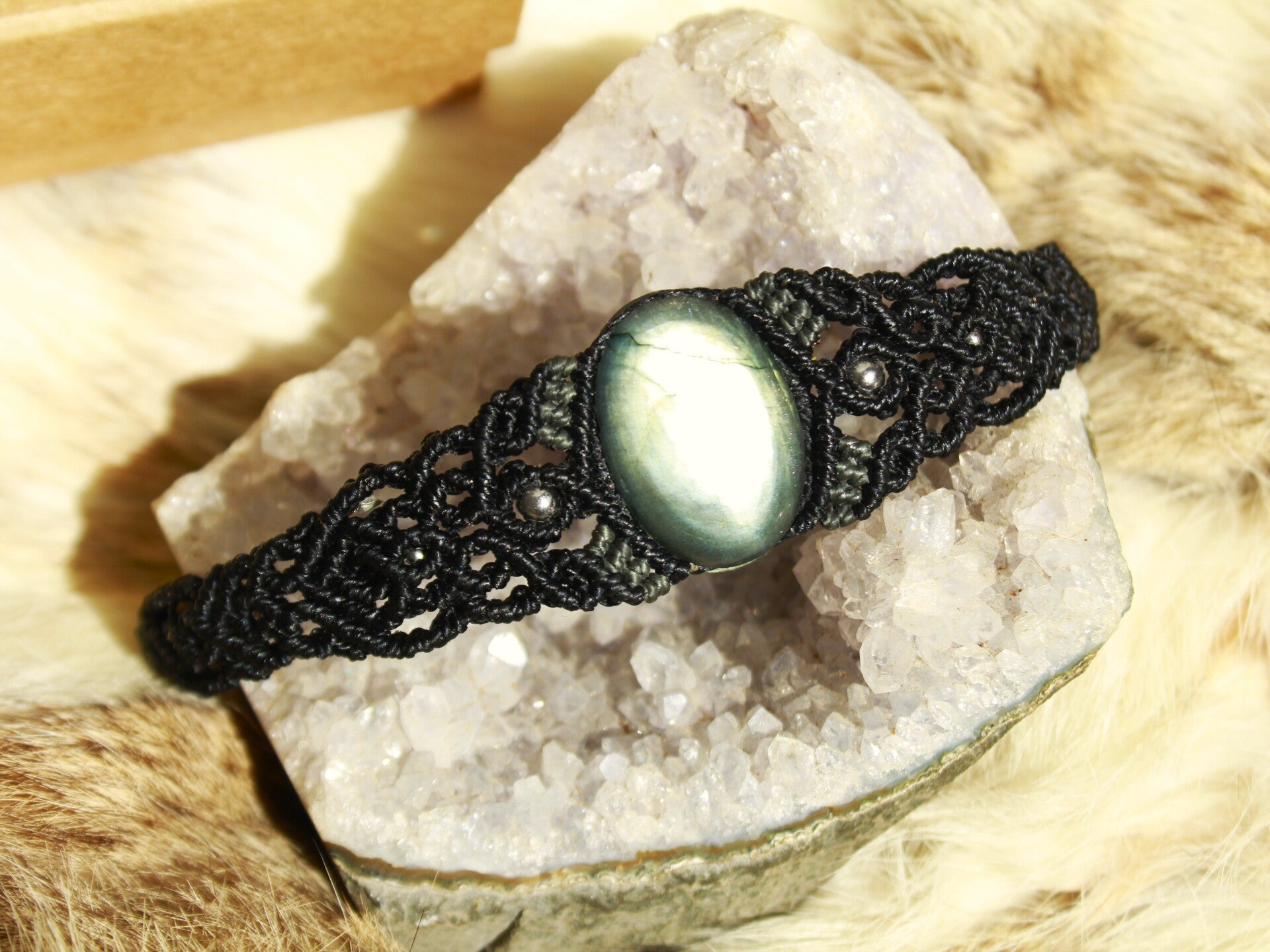 Pulsera brazalete con Labradorita. Negro y verde oscuro.