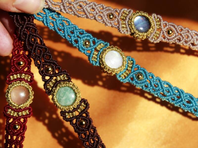 Pulseras ''Aine'' con Piedra Luna, Amazonita, Labradorita o Cuarzo Rosa.