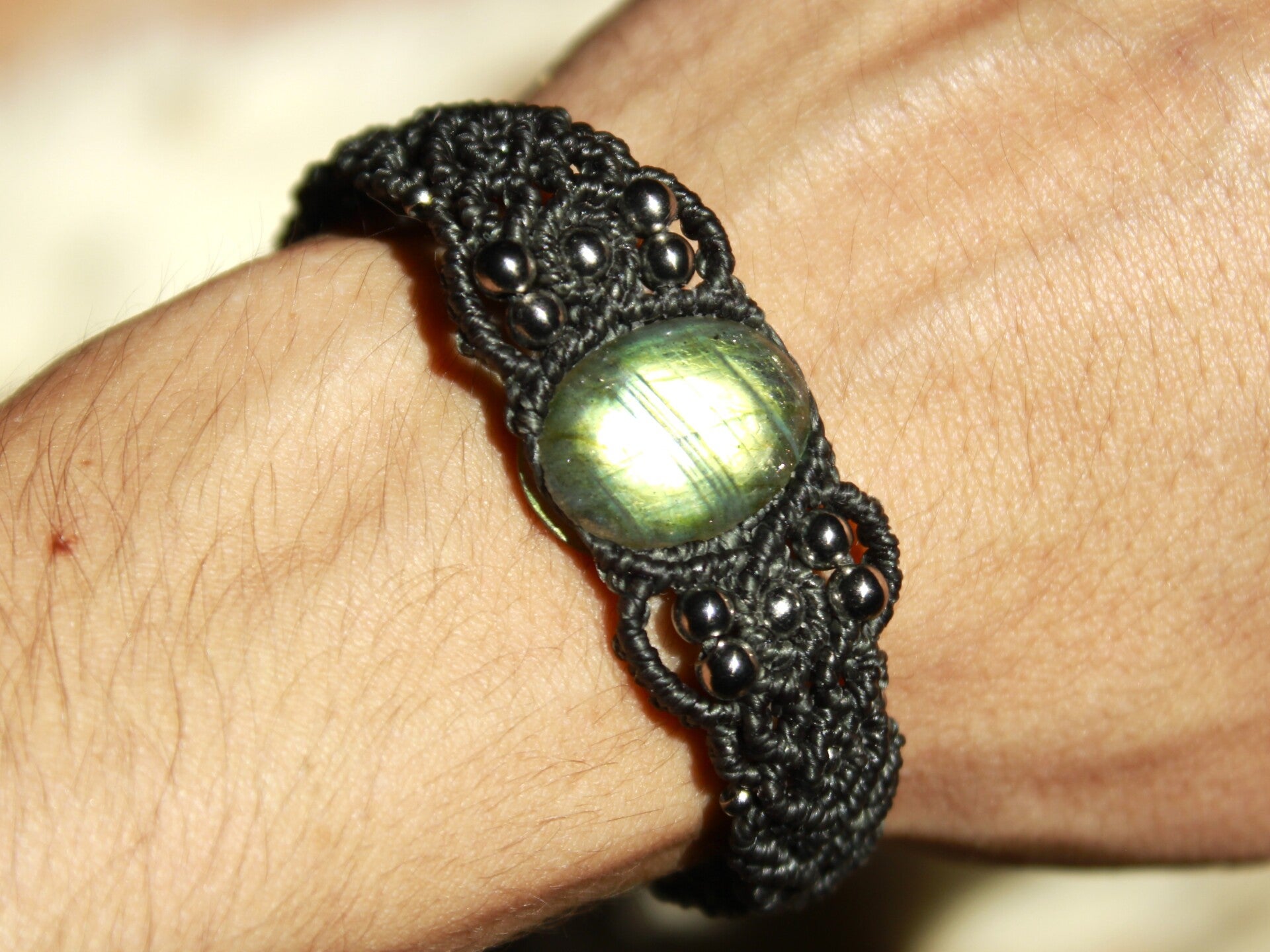 Pulsera brazalete con Labradorita.