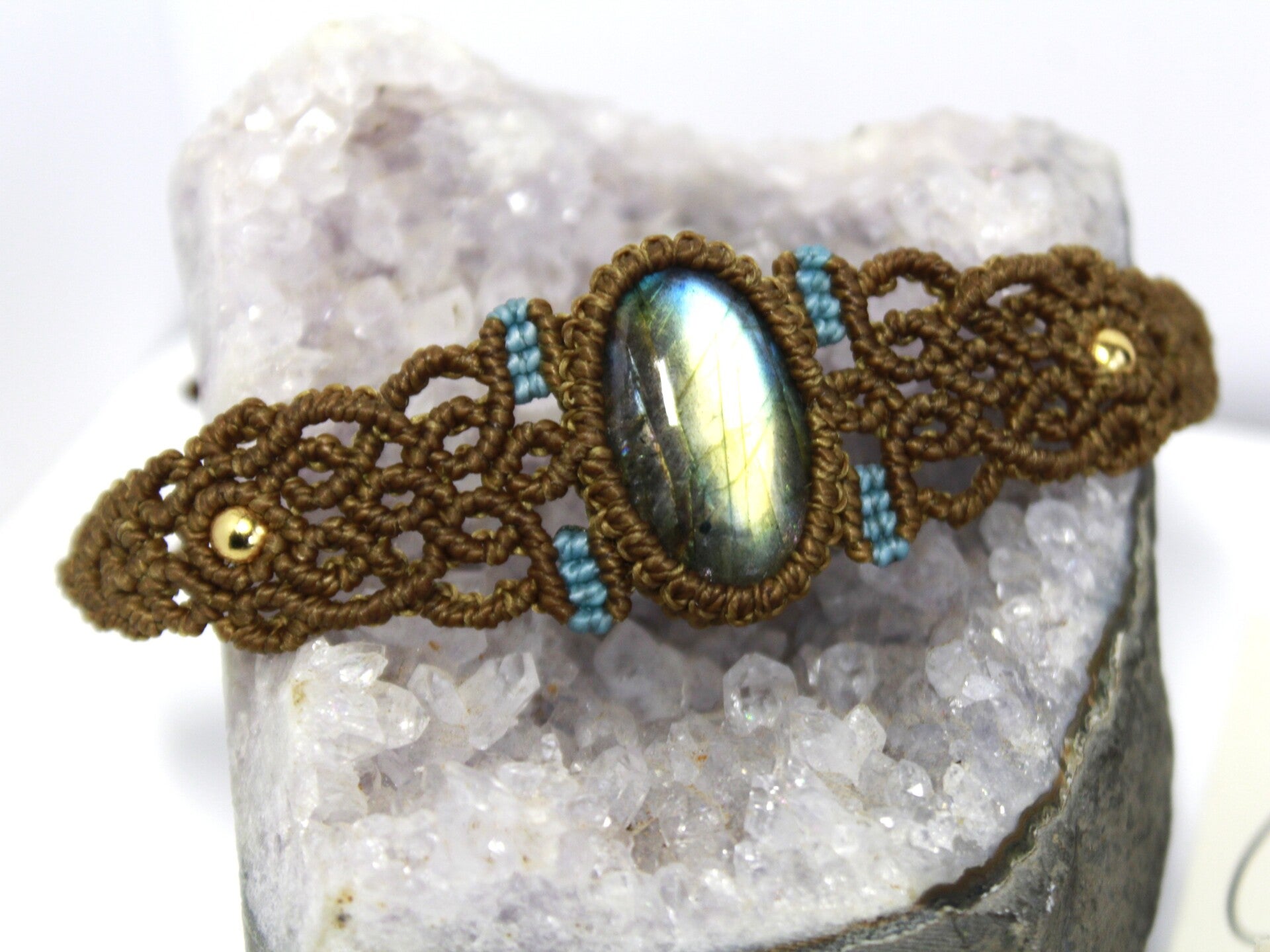 Pulsera brazalete con Labradorita. Marrón y azul.