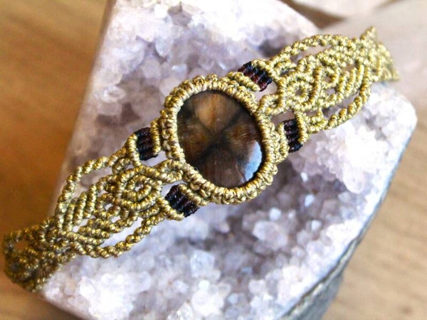 Pulsera con Chiastolita. Dorado, negro y marrón.