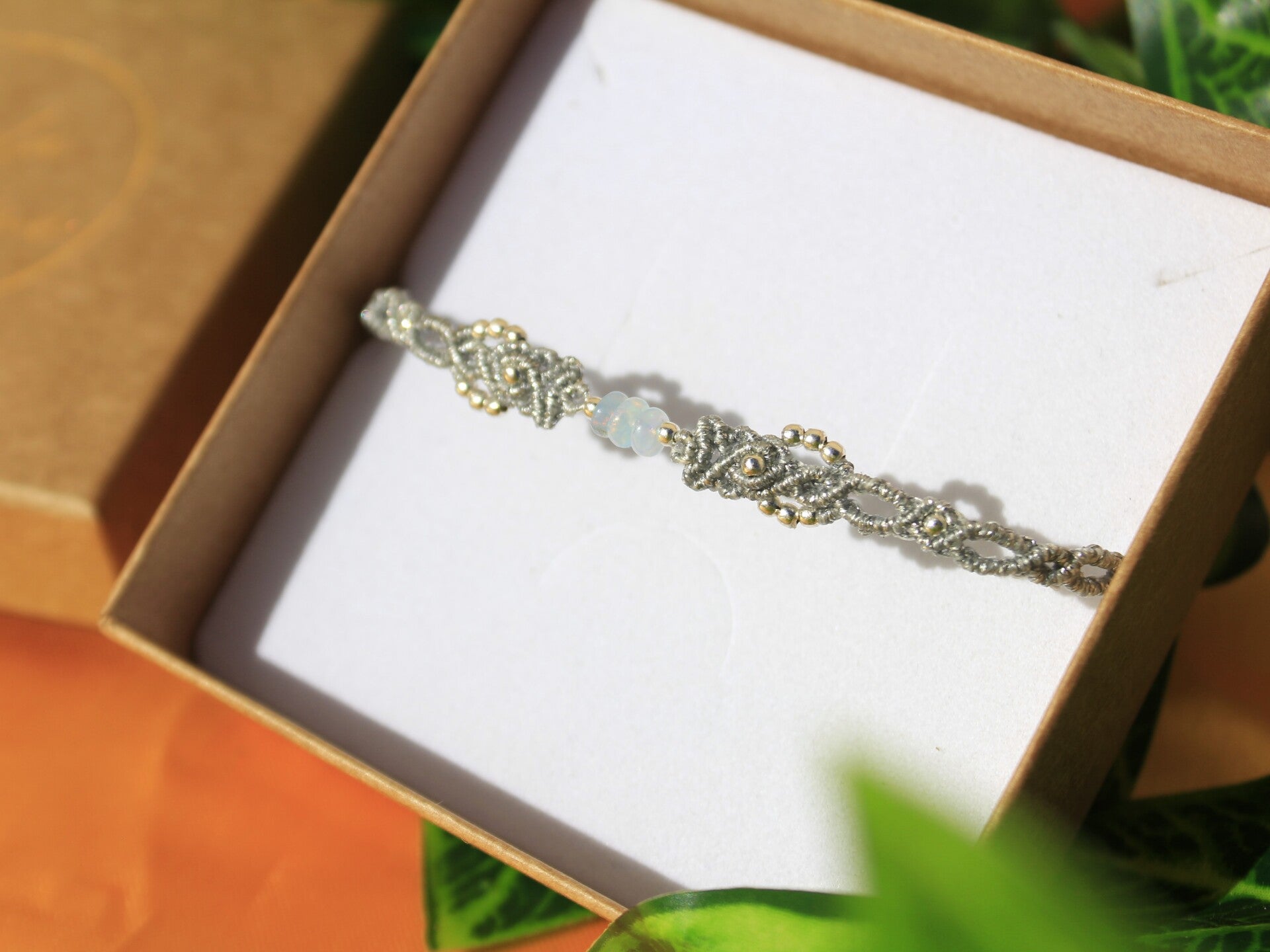 Pulsera con Ópalo de fuego etíope. Micro macramé con Plata de Ley.