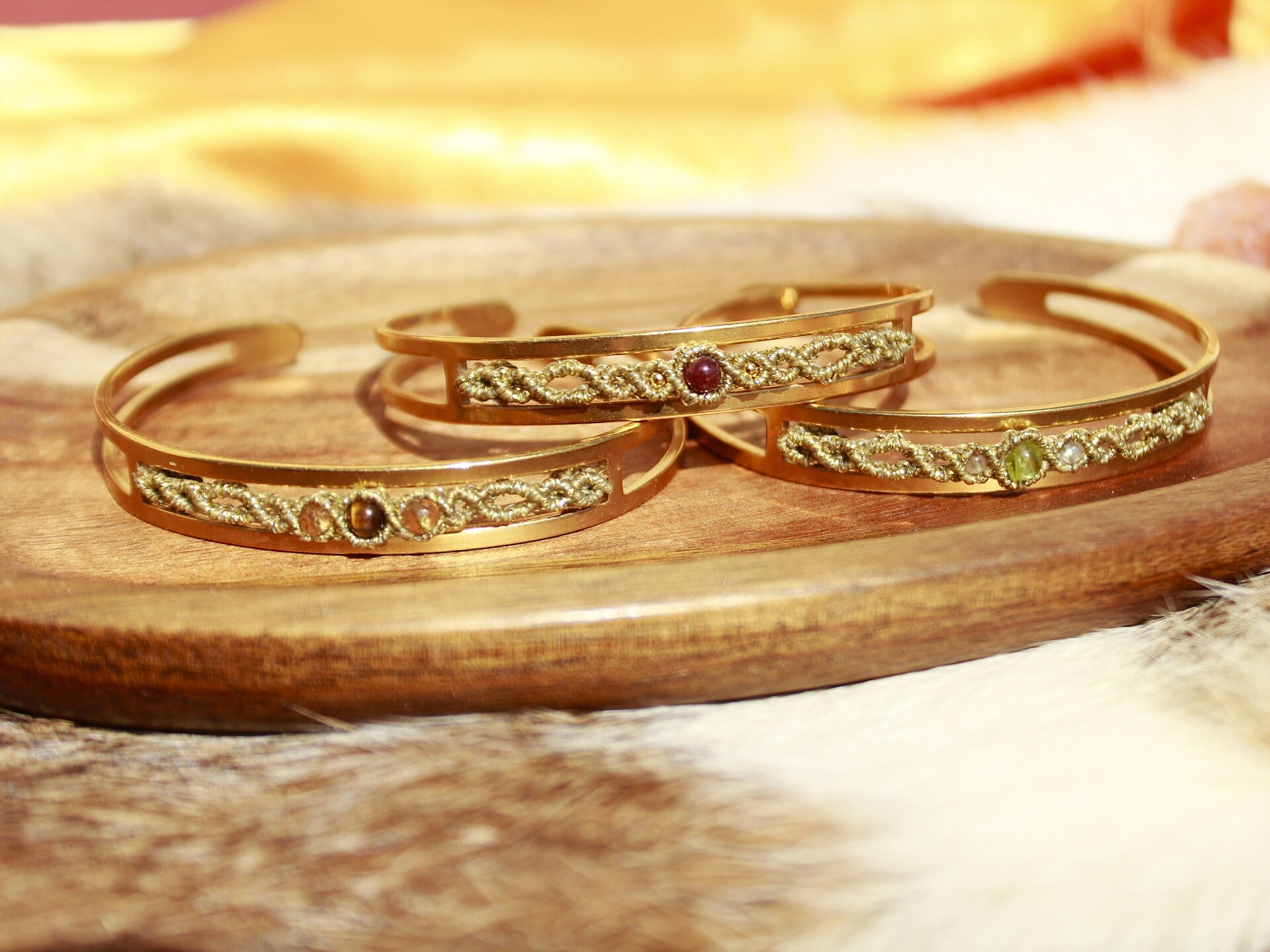 Pulseras Nefertiti: Granate, Ojo de Tigre y Peridoto. Baño de oro.