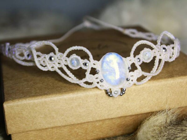 Gargantilla o tiara ''Delphinum'' con Piedra Luna.