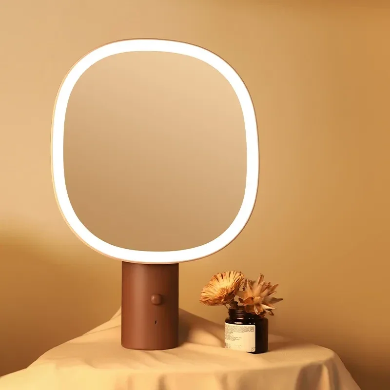 Specchio di bellezza con oscuramento regolabile e batteria ricaricabile a lunga durata.