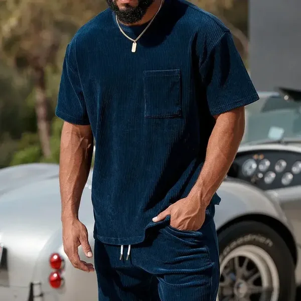 Completo da uomo per allenamento, composto da maglietta e pantaloncini.
