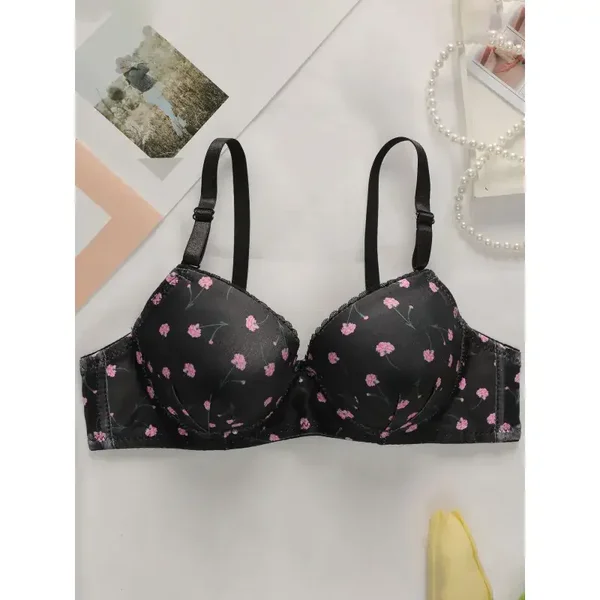 Completo intimo femminile in stile minimalista