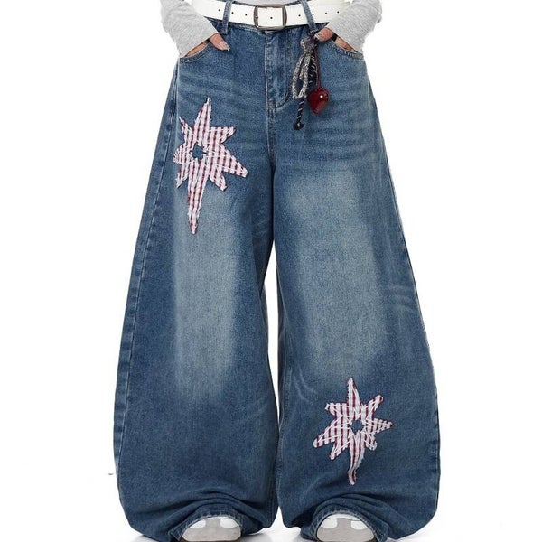 Jeans Retro XINGX con patch e motivo machete, gamba larga e ampia.