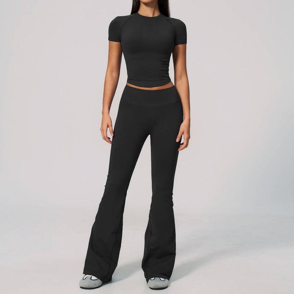 Completo sportivo composto da pantaloni e maglia ad alta elasticità
