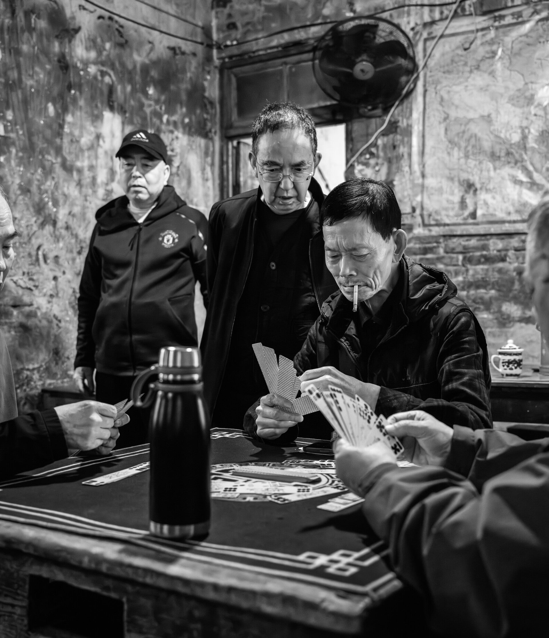 Omar Shamma shows you what it's like inside a traditional tea shop in China,