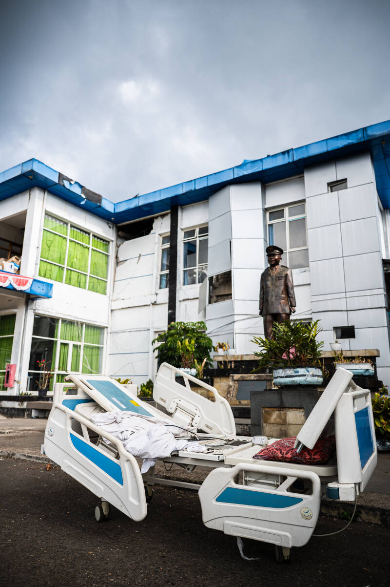 the potogapher shows us a damaged hospital bed outside the hospital in Indonesia after the earthquake of 2026,