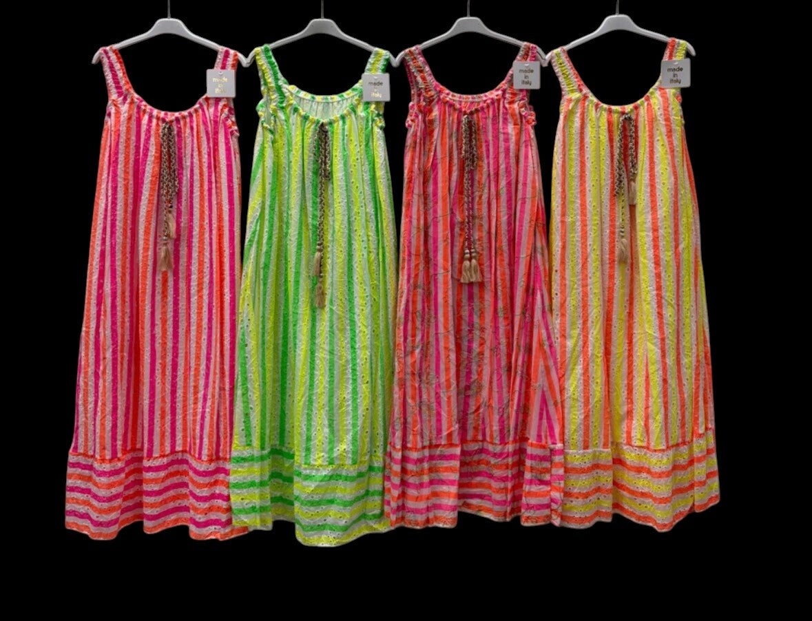 Stralend de zomer in met onze neon strepenjurk!