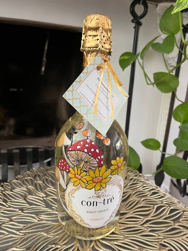 Handbeschilderde fles witte wijn