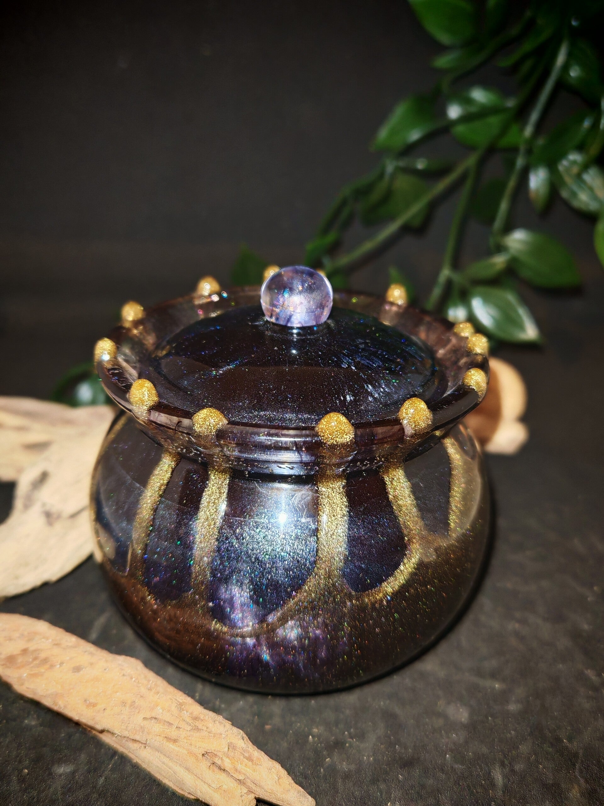 Boîte chaudron magique noir et doré