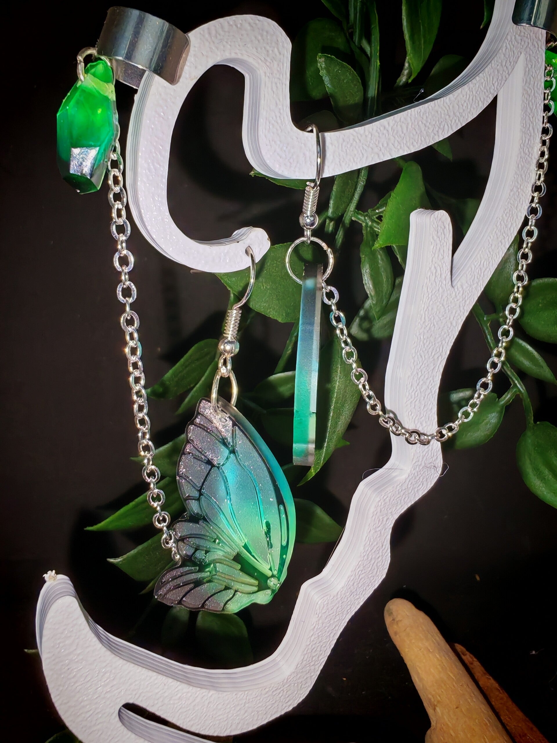 Boucle d'oreille Aillia bleue, noir, verte avec chainette lobe